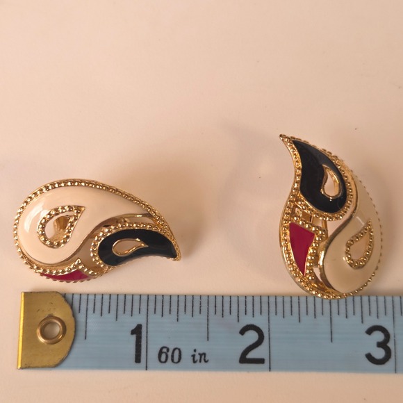 Vintage AVON Signed Paisley Gold Tone Cream Black Red Enamel Clip On Earrings - Picture 3 of 5